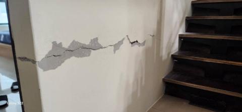 你為什麼不問問神奇海螺呢 - 新竹縣竹北市，社區名稱：台大傳家，油漆整修前，地震裂縫