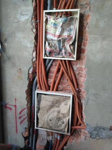浾煒科技宅修 - 民宅全屋翻新
圖為新設電氣、電信箱新設預埋