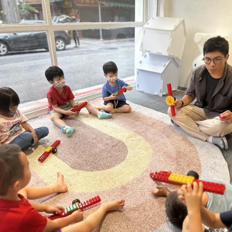 鄭良一(綠茶老師) - hi kidsroom 親子教室 (樂高幼兒簡易機械)