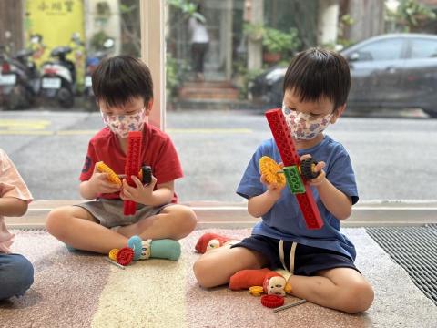 鄭良一(綠茶老師) - hi kidsroom 親子教室 (樂高幼兒簡易機械)