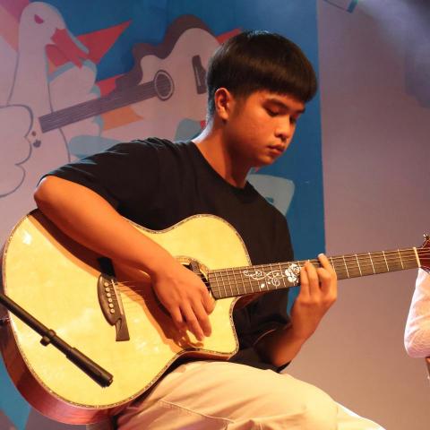 提供吉他換弦桃園服務的專家簡昕佑