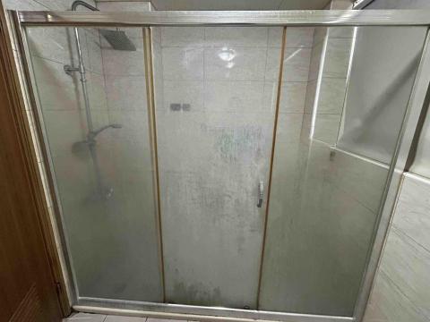 夢想家園 專業清潔 - 乾濕分離浴室玻璃清潔前