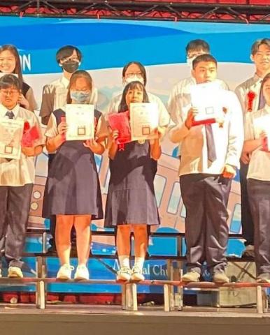 徐佳鶴 - 畢業領取智育獎