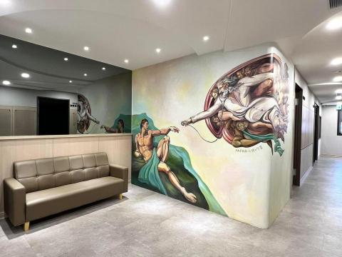 Yafaa彩繪工作室 - 高雄_「創世紀」畫成醫師看診創意結合。