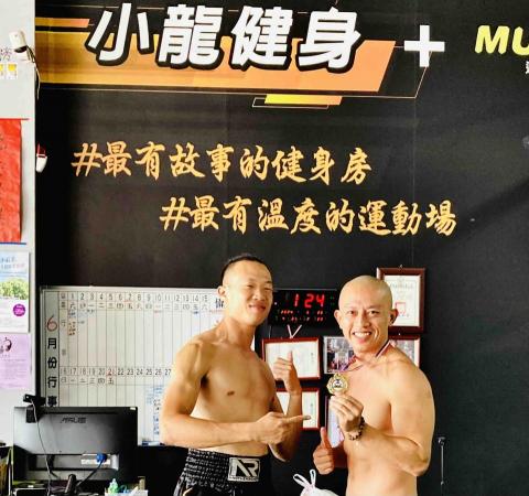DANIEL - 拿個泰拳獎牌跟老闆合照