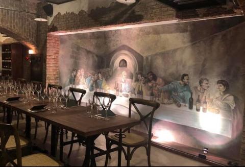 Yafaa彩繪工作室 - 台北酒窖_ 改繪「最後的晚餐」名畫。將背景畫成酒窖，人物為世界各國知名調酒師與品酒師，其中幾位原本是漫畫人物畫成真人版。設計一幅與店內裝潢仿舊搭配。