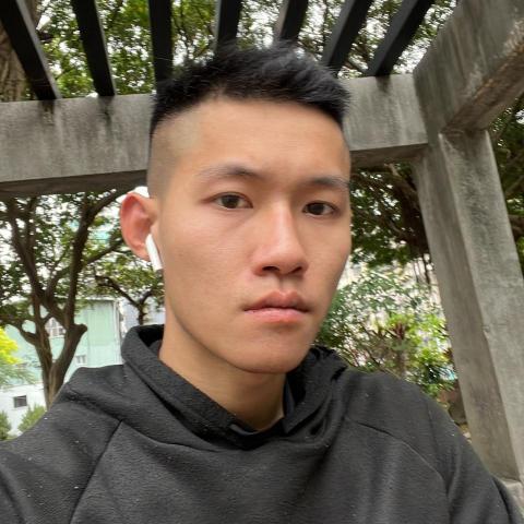 提供高爾夫陪打服務的專家袁沿德