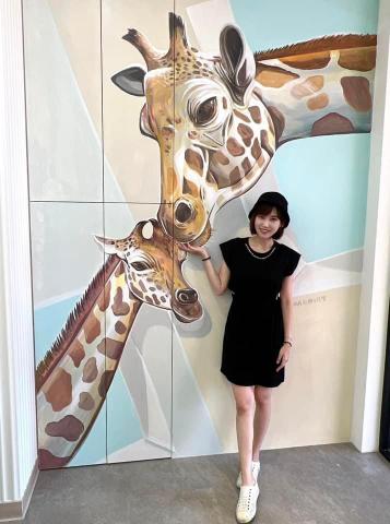 Yafaa彩繪工作室 - 高雄診所1～2F 寫實風格_親子長頸鹿。