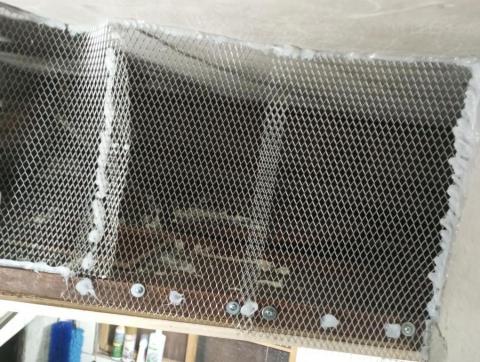 嘉澤滅鼠封堵防治工程 - 鐵網封堵天花板上下來處 嘉澤滅鼠封堵防治工程 - 鐵網封堵天花板上下來處