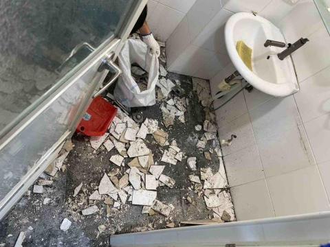 小郭 - 廁所地板磁磚拆除