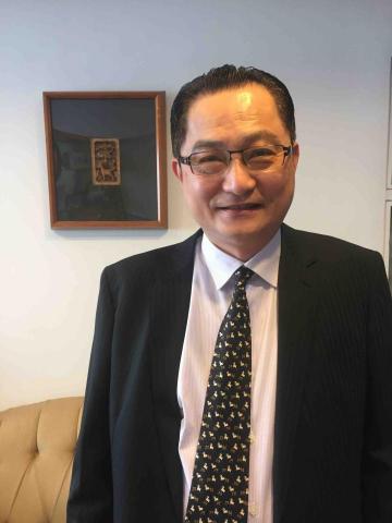 提供同步口譯服務的專家李國書