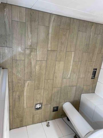 小郭 - 廁所地板磁磚更換木紋磚