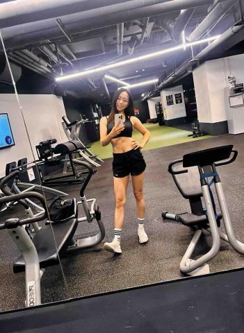 Vivian - 自拍全身體態圖