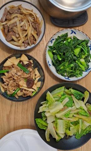 徐錫娟 - 洋蔥牛肉，茭白筍肉片，素芥蘭苗，油蔥酥炒蘿美