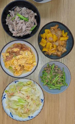 徐錫娟 - 蔥油雞，番茄炒蛋，櫻花蝦高麗菜，糖醋五花肉，乾煸四季豆