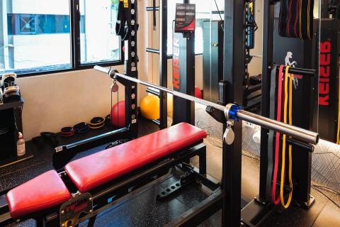 巨平方健身中心 - 全台不到10台的氣壓式深蹲架，訓練成效UpUp