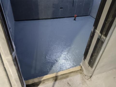 鑫澤實業有限公司 - 廁所防水施作 一底兩道，角隅及管邊補強
