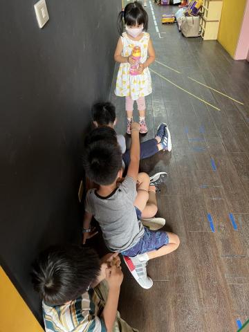 鄭沛涵 - 大學實習教幼稚園小朋友踢足球