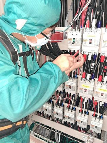 郭信宏 - 壓接後的電線鎖至電源開關