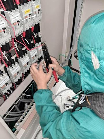 郭信宏 - 電纜線剝皮與壓接端子