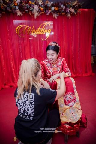 頑美時刻婚禮主持 Melody - 儀式讓您感到頭痛嘛!? 讓Melody來協助您完成美好時刻吧!頑美時刻Melody能協助您完成繁瑣儀式引導，在婚禮前的溝通也是很重要的噢!