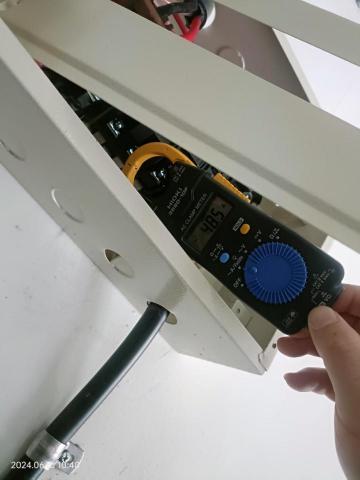 唯舜居家水電 - 保時捷充電樁，充電時的電流48.5安培，正常運轉