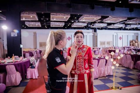 頑美時刻婚禮主持 Melody - 婚禮前置的現場彩排也是很重要的，Melody建議穿著禮服現場走位是一種新人的定心丸，讓流程中的每位主角可以同步養成好默契~!