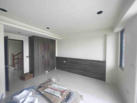 宸格工藝社 - 衣櫃與床頭
天花板為木工平釘天花板
左側做間接照明
