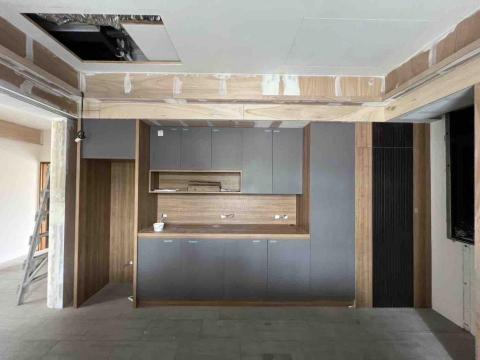 宸格工藝社 - 廚房收納櫃
左側冰箱放置區
中間為電器用品
右側隱藏門進入廁所