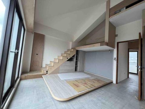 宸格工藝社 - 挑高樓中樓施工
下方為拉門衣櫃
樓梯下方三角處作為收納
