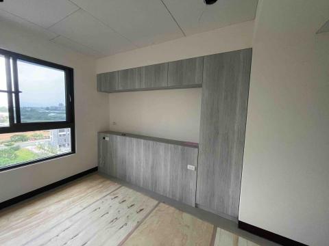 宸格工藝社 - 床頭壓樑施工
採用上櫃與右側作為收納
床頭部分做上掀門可增加收納空間