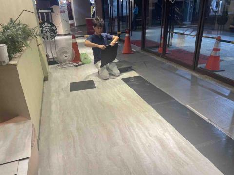 鋐達工程有限公司 - 賣場塑膠地磚工程