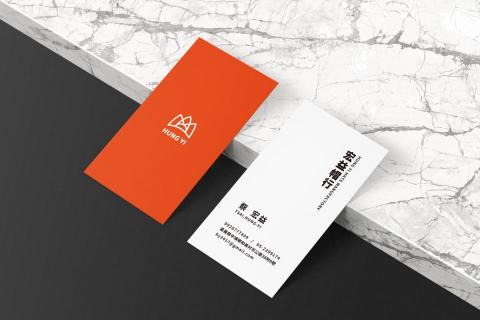 蔡文皓 - 宏益帽行
識別系統設計

LOGO以帽子部件進行設計，強調層層堆疊的形象與產品精緻的意象。簡化組合後的LOGO，最後呈現出有如皇冠的意象，也代表經由不斷試驗與雕琢的帽子就像皇冠一樣精緻、獨一無二，帶出「宏益製帽，必屬佳品」的核心價值。