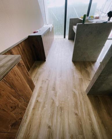 許祐霖 - SPC石塑超耐磨卡扣地板地板工程案例
接待中心
規格：196mm*1220mm*8+1.5mm

基材:石塑+礦物纖維,高壓成型
優點：三氧化二鋁耐磨層‚木紋解析度高
低甲醛、防水性、耐磨性、耐熱性、