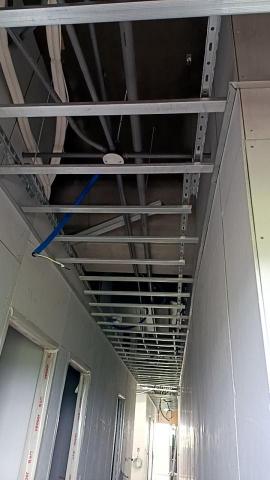 東和室內裝修工程行 - 暗架天花板骨架已放置完成。待水電燈線及空調施作完成即可封板