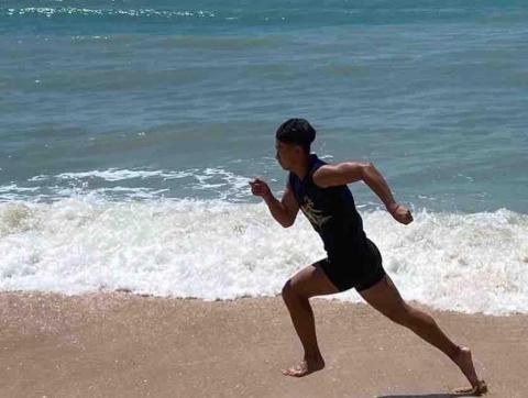 龔慶生 - 在沙灘訓練