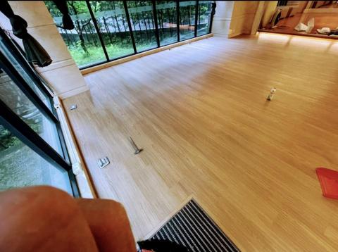 許祐霖 - 地板施工案例：健身房
規格：1540mm*230mm*8.5mm
卡樂 SPC卡扣地板

優點：SPC防水耐磨卡扣地板、防水、防焰、防蟲
無毒零甲醛、耐刷洗、耐磨、熱脹率低