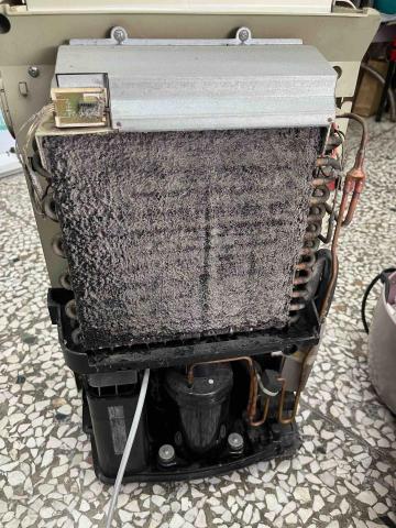 鴻人電器行 - 除濕機保養前 鴻人電器行 - 除濕機保養前