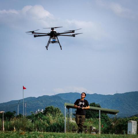 Left2 Studio 佐貳空中影視 - 23kg大型無人機合法操作飛行