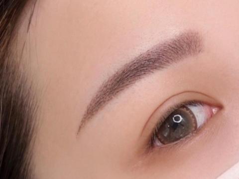 YI HSIN の舞妝美學 - 霧眉改眉，原本為橘紅眉，眉型也不對稱。霧完即拍，近看通透自然，不痛不腫不結痂，無修復尷尬期