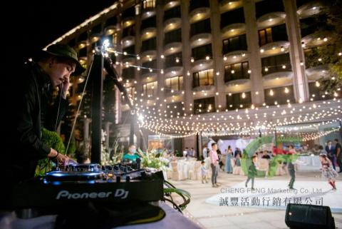 誠豐活動行銷。燈光音響。活動整合。會場佈置。CFMarketing - 婚禮串燈製作 誠豐活動行銷。燈光音響。活動整合。會場佈置。CFMarketing - 婚禮串燈製作