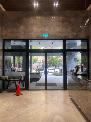 侑竤企業社 - 改大樓手拉門
拆除改成雙開自動門
白鐵框➕烤漆