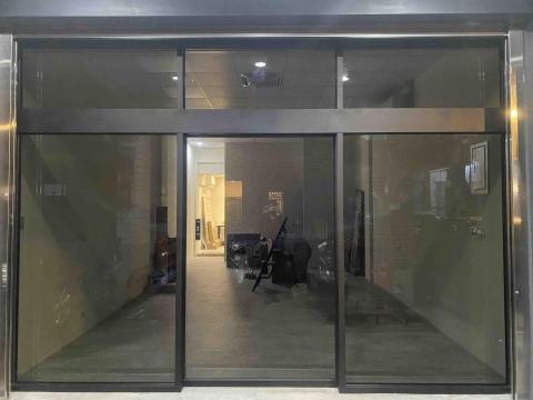 侑竤企業社 - 白鐵框➕烤漆➕有色玻璃➕自動門