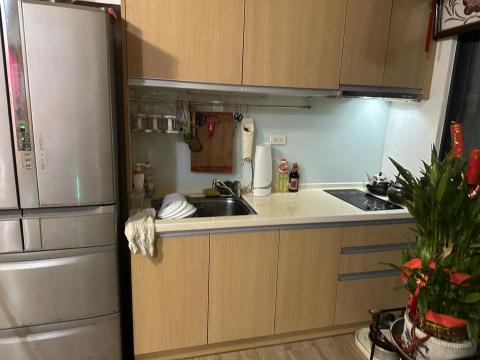 林大妹 - 原本這個客戶的廚房是沒有一個地方是乾淨的吃的東西，有的都堆半年以上臭到不行，甚至長很多蟲跟蟑螂地上整個都是黑的沒有乾淨的地方