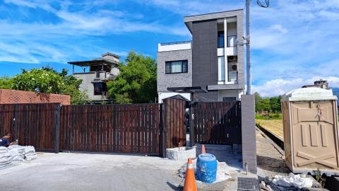 大地園林景觀設計 - 實木格柵圍籬