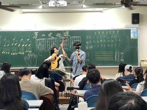 台中Style work吉他教學團隊 - 溫溫老師指導靜宜吉他社社團課 台中Style work吉他教學團隊 - 溫溫老師指導靜宜吉他社社團課