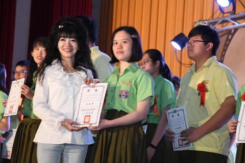 Cindy Yu - 高中畢業榮獲全勤獎