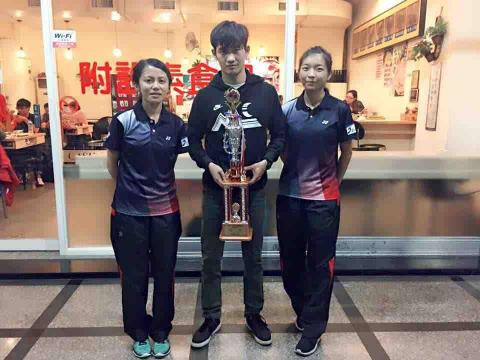 黃曉明 - 帶隊獲得女雙冠軍