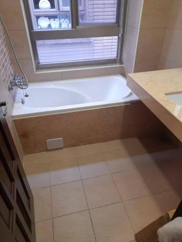 安氏國際。 磁磚。油漆。 家庭裝修 - 局部浴缸拆除前