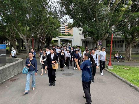 林芳嫆 - 我也有擔任輔大親善大使的副團長 為師生導覽以及當校內外大型典禮司儀接待